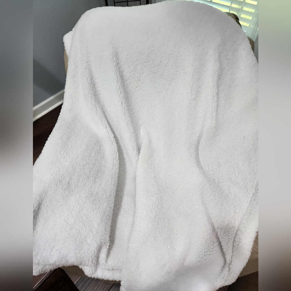 Modern Southern Home Throw - Picture 10 of 12